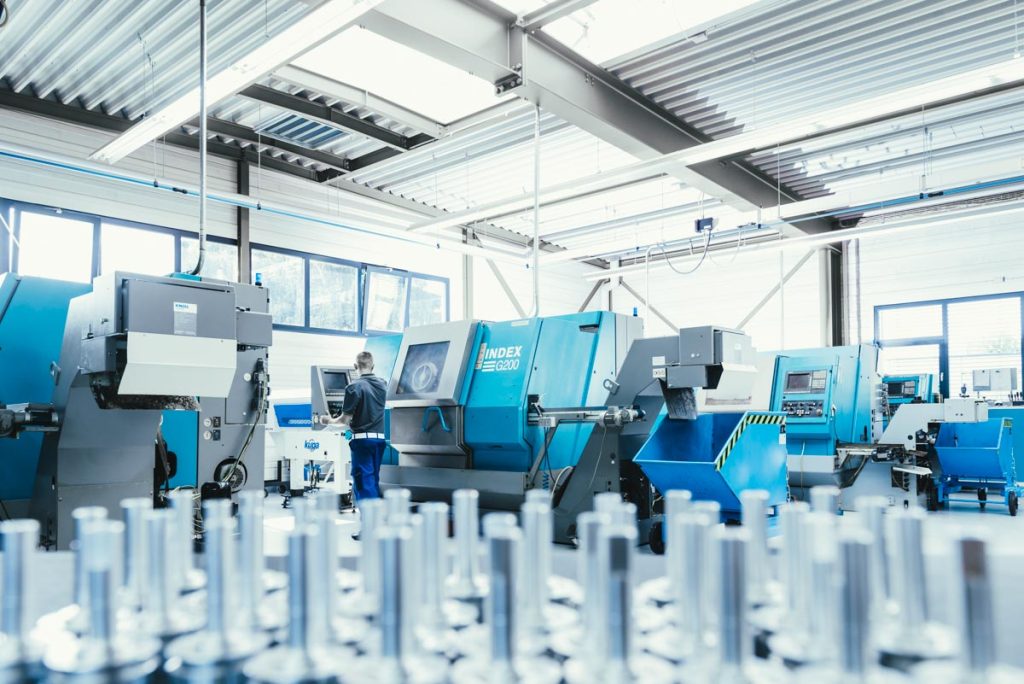 Werkstatt mit Maschinen und Bediener