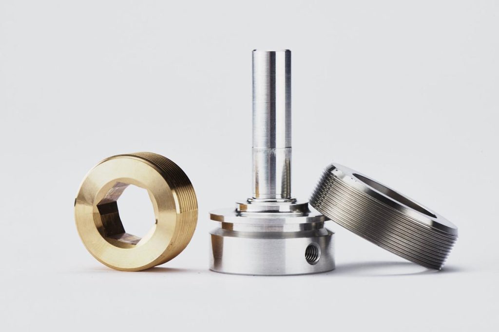 Metallene Bauteile auf weißem Hintergrund