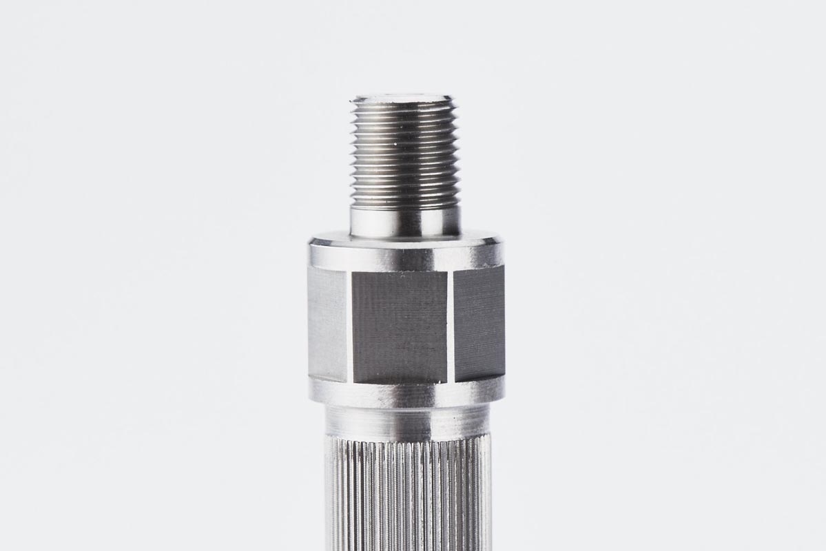 Metallisches Gewinde mit Rillen