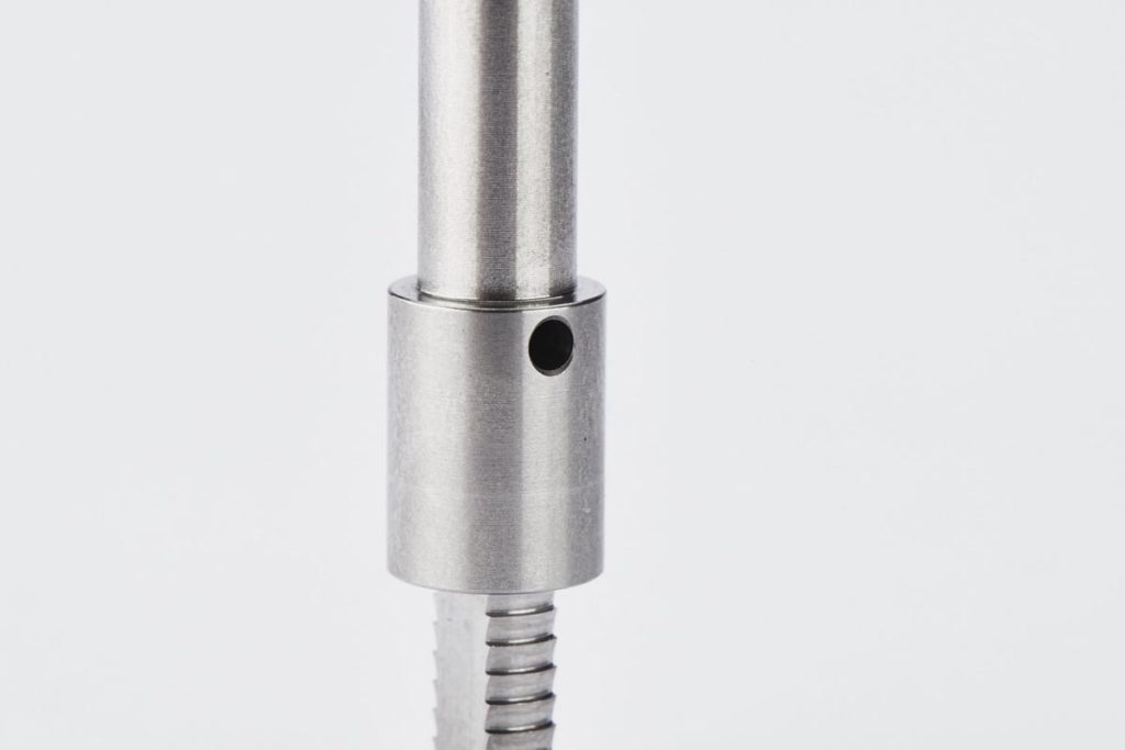 Metallene Verbindungsteil mit Loch