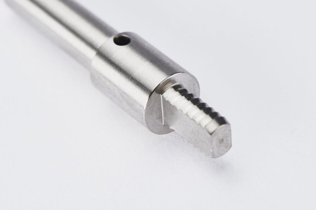 Metallstück mit Gewinde und Bohrung
